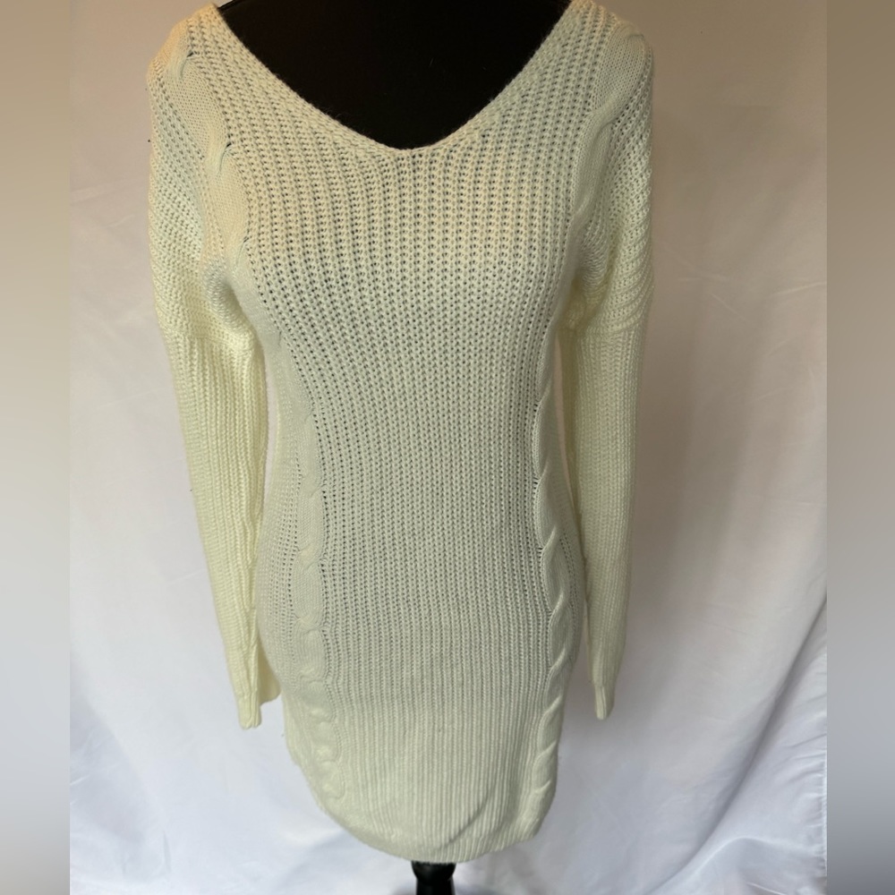 Full Circle Trends White Vneck sweater